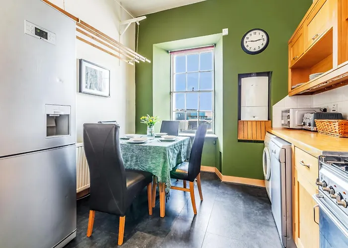 Large Super 3 Bed -princes Street, Parking شقة