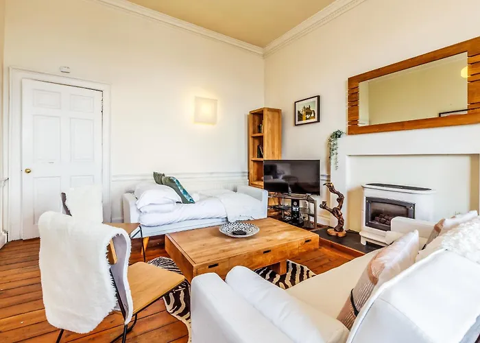 Large Super 3 Bed -princes Street, Parking شقة *