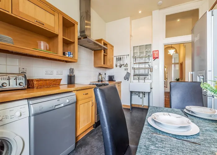 Large Super 3 Bed -princes Street, Parking