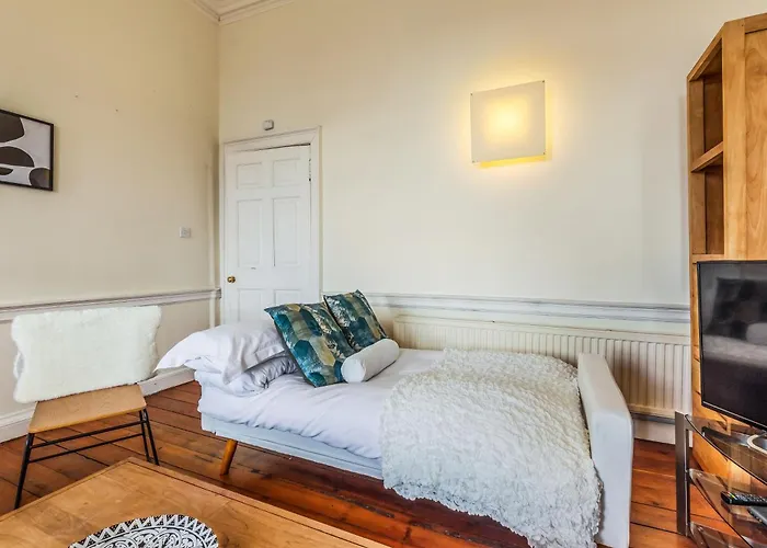 Large Super 3 Bed -princes Street, Parking شقة