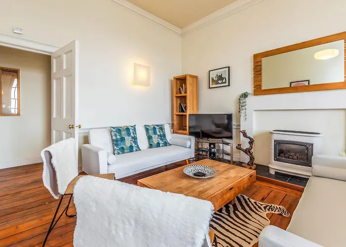 Large Super 3 Bed -princes Street, Parking شقة *