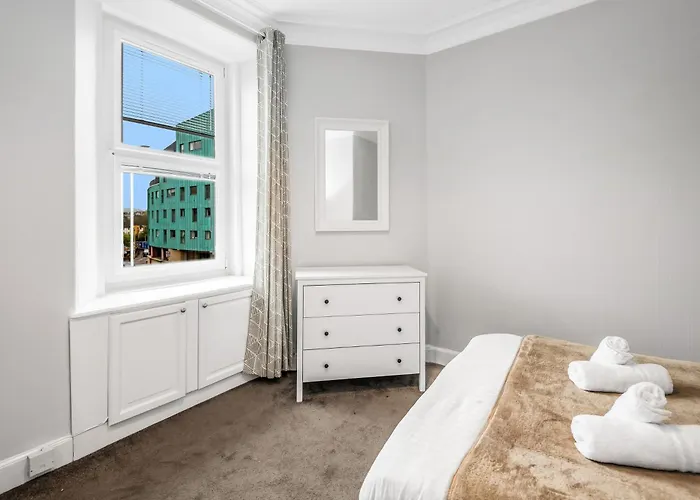 Cosy From Near Holyrood Palace *