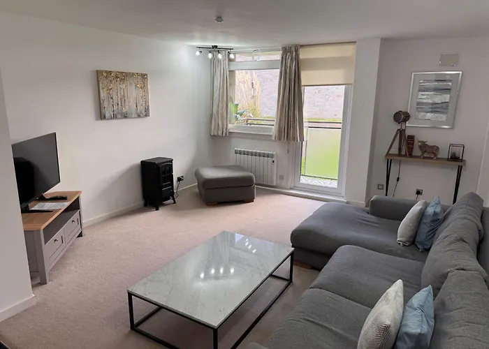 3 Bedroom Tranquil Ground Floor Flat In Merchiston Apartment *