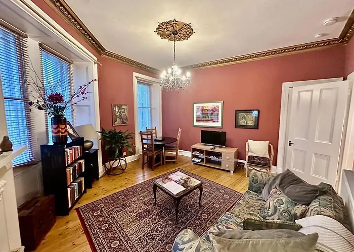 Unique Cozy Nest For 2, Old Town Edinburgh