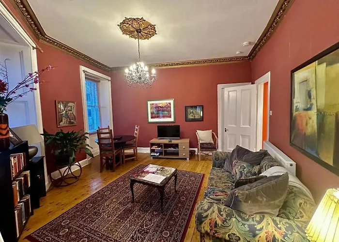 Unique Cozy Nest For 2, Old Town