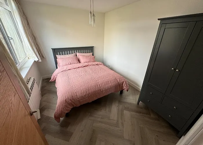 3 Bedroom Tranquil Ground Floor Flat In Merchiston Apartment