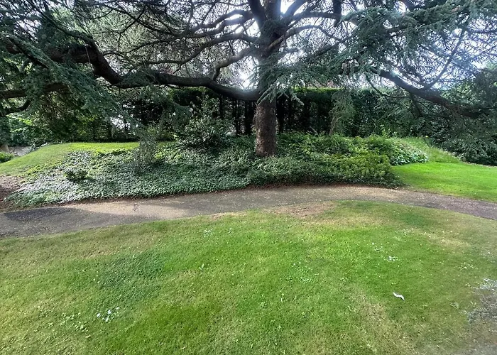 Apartment 3 Bedroom Tranquil Ground Floor Flat In Merchiston *