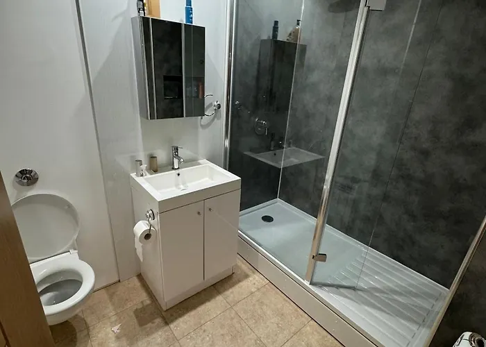 3 Bedroom Tranquil Ground Floor Flat In Merchiston Apartment