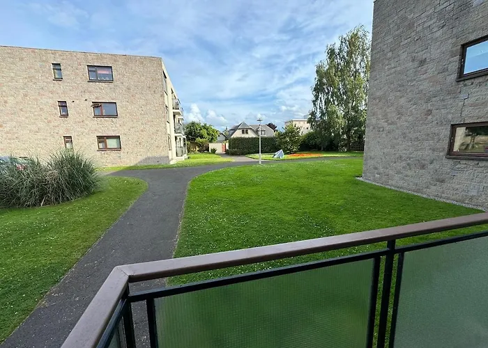 Apartment 3 Bedroom Tranquil Ground Floor Flat In Merchiston