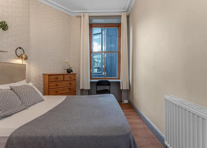 Central, Cozy 2br-1ba-haymarket - With Parking דירה אדינבורו