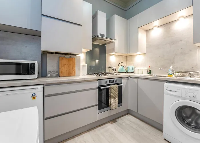 Central, Cozy 2br-1ba-haymarket - With Parking אדינבורו