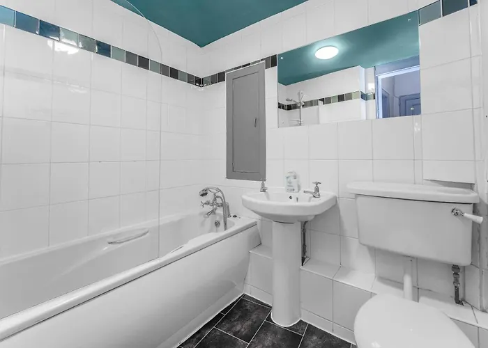 Central, Cozy 2br-1ba-haymarket - With Parking * אדינבורו