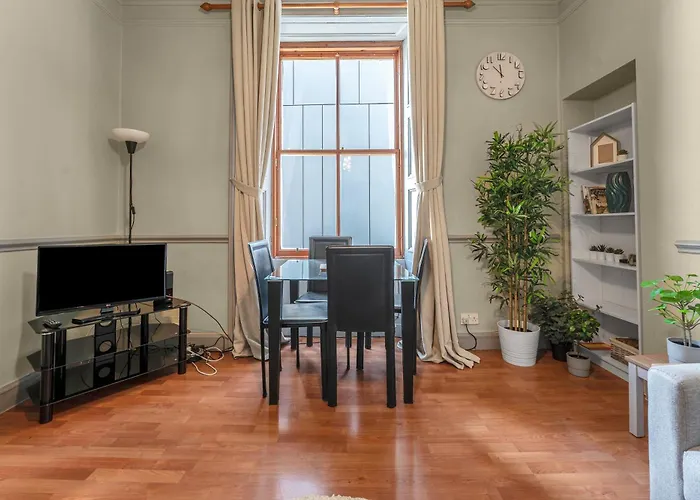 Central, Cozy 2br-1ba-haymarket - With Parking Apartmán