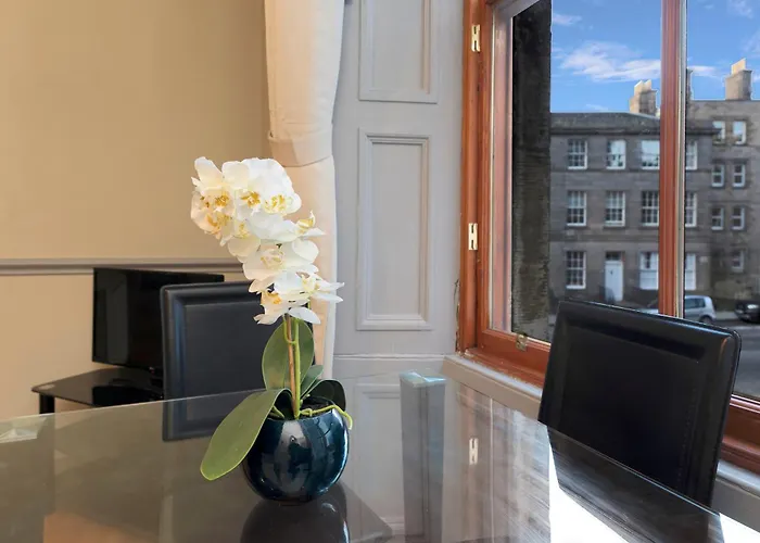 Central, Cozy 2br-1ba-haymarket - With Parking דירה *