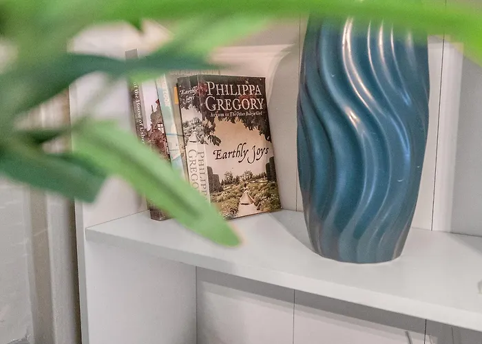 Central, Cozy 2br-1ba-haymarket - With Parking דירה