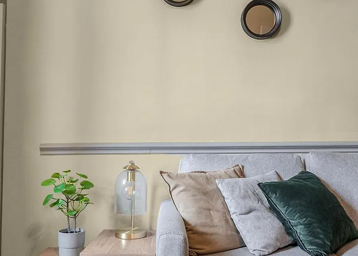 Central, Cozy 2br-1ba-haymarket - With Parking * אדינבורו