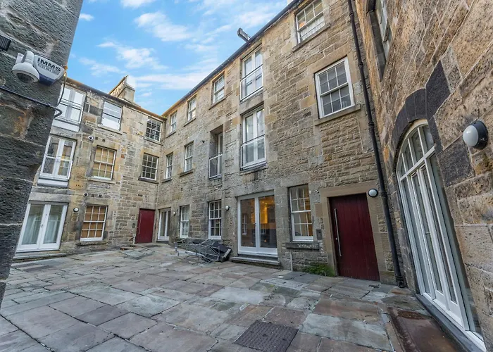 Beautiful Designer 2 Bed 2 Bath Old Town - Parking דירה *