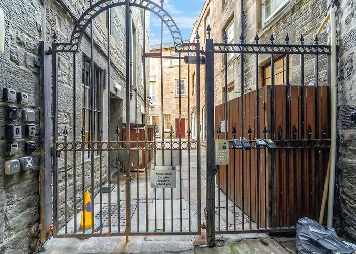 Beautiful Designer 2 Bed 2 Bath Old Town - Parking דירה אדינבורו