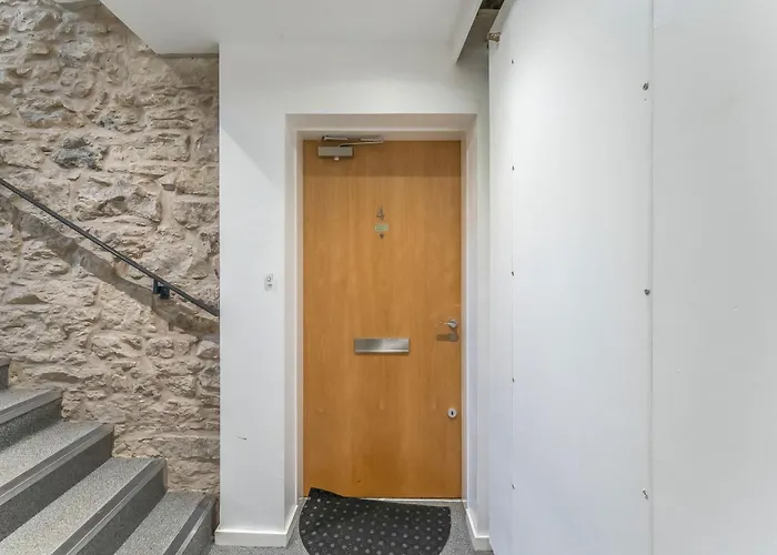 Beautiful Designer 2 Bed 2 Bath Old Town - Parking *