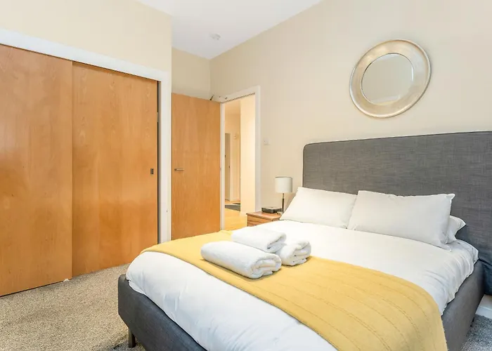 Beautiful Designer 2 Bed 2 Bath Old Town - Parking * אדינבורו