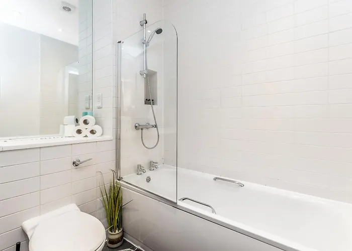 Beautiful Designer 2 Bed 2 Bath Old Town - Parking דירה