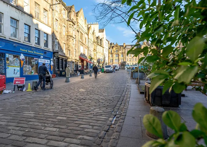 Beautiful Designer 2 Bed 2 Bath Old Town - Parking דירה *