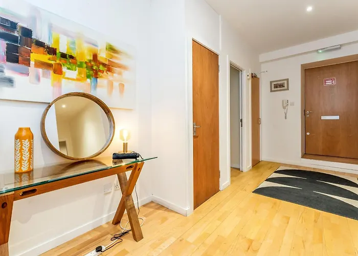 Beautiful Designer 2 Bed 2 Bath Old Town - Parking אדינבורו