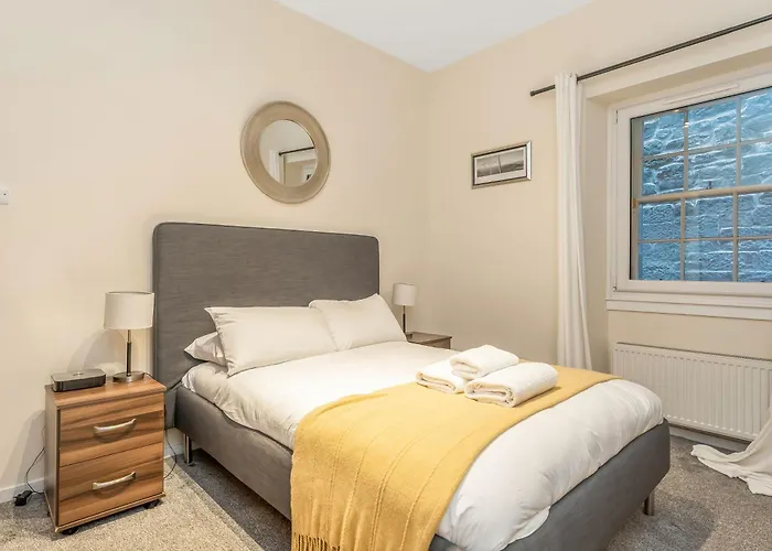 Beautiful Designer 2 Bed 2 Bath Old Town - Parking * אדינבורו