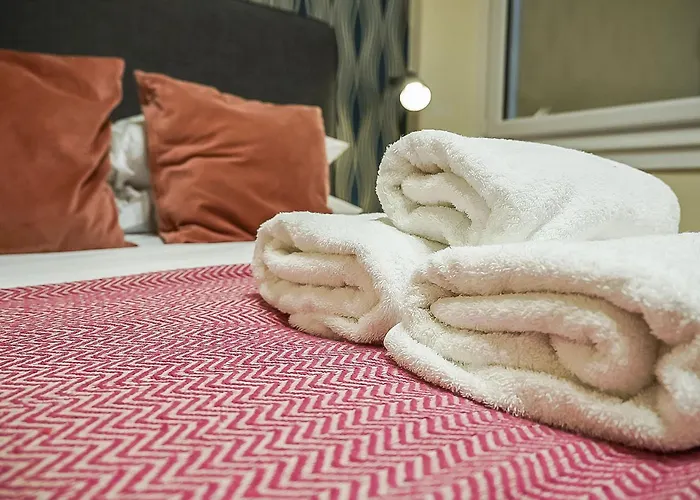 Beautiful Designer 2 Bed 2 Bath Old Town - Parking דירה