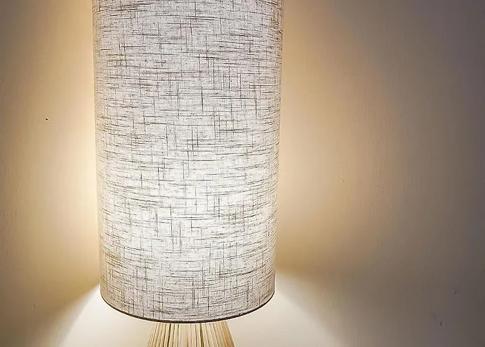 Beautiful Designer 2 Bed 2 Bath Old Town - Parking דירה