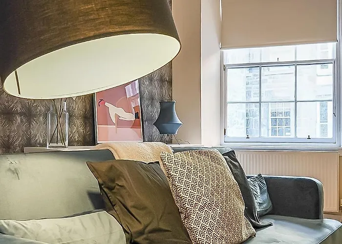 Beautiful Designer 2 Bed 2 Bath Old Town - Parking *