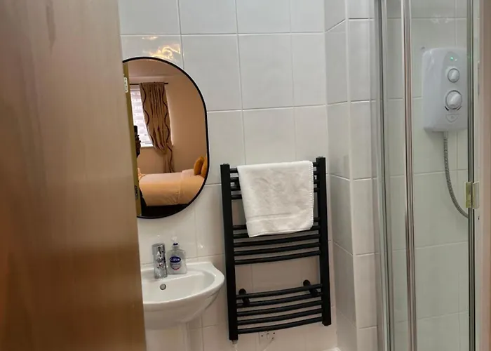 Quiet 2 Bedrooms And 2 Bathrooms With Free Parking *