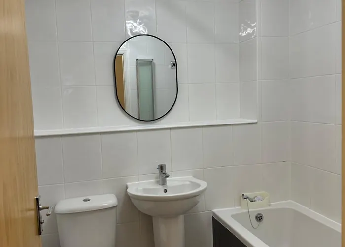 Quiet 2 Bedrooms And 2 Bathrooms With Free Parking Appartamento Edimburgo
