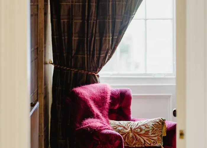 Prestigious Townhouse Close To Princes Street