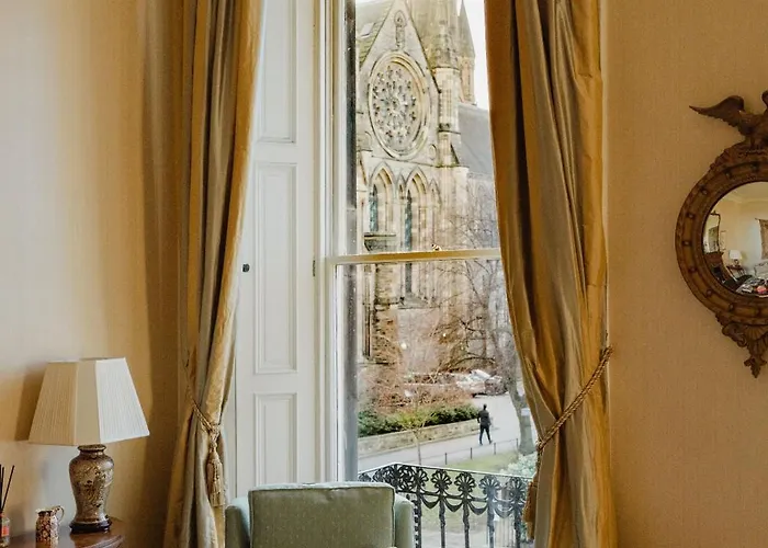 Prestigious Townhouse Close To Princes Street *