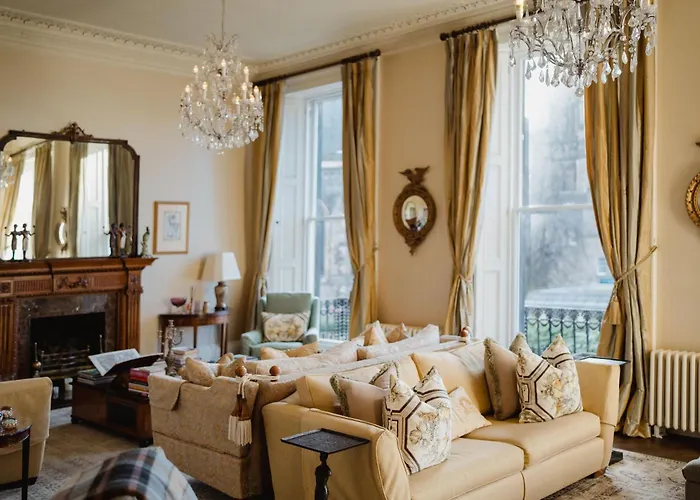 Prestigious Townhouse Close To Princes Street