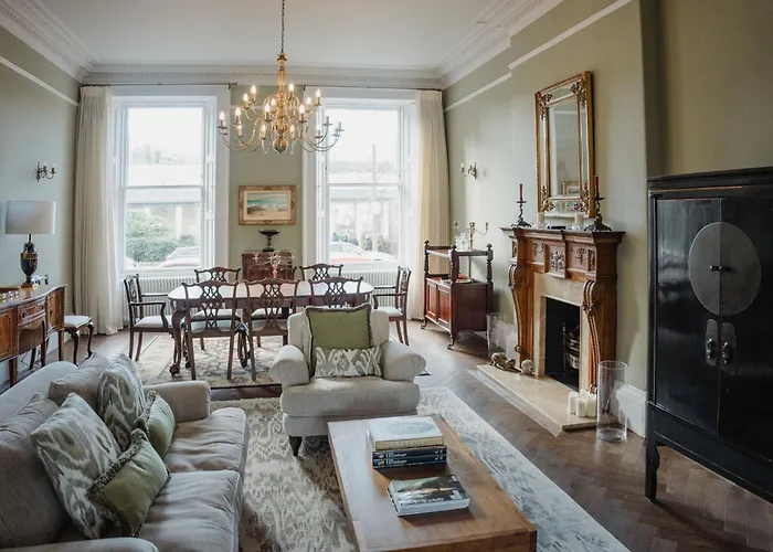 Prestigious Townhouse Close To Princes Street *