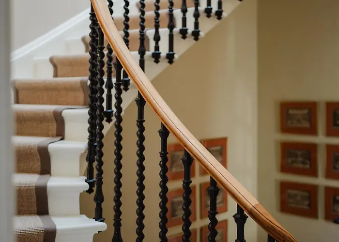 Prestigious Townhouse Close To Princes Street