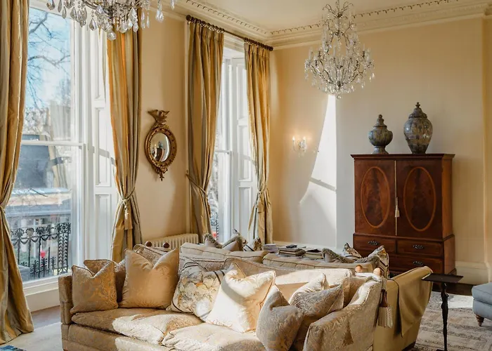 Prestigious Townhouse Close To Princes Street דירה *