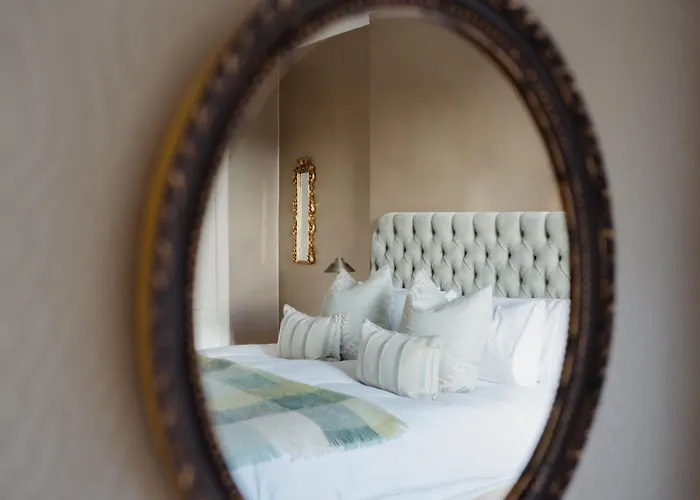 Prestigious Townhouse Close To Princes Street *