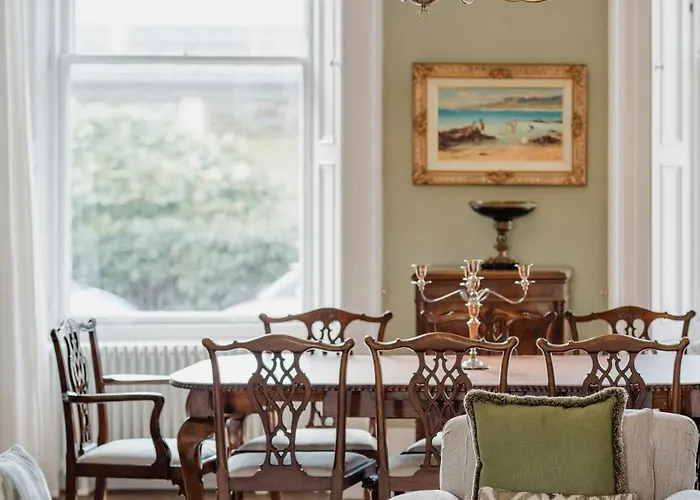 Prestigious Townhouse Close To Princes Street דירה אדינבורו