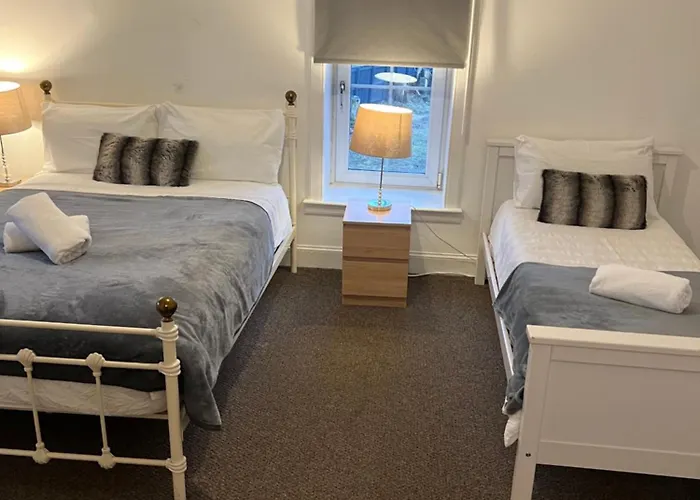 4 Bed Near Airport