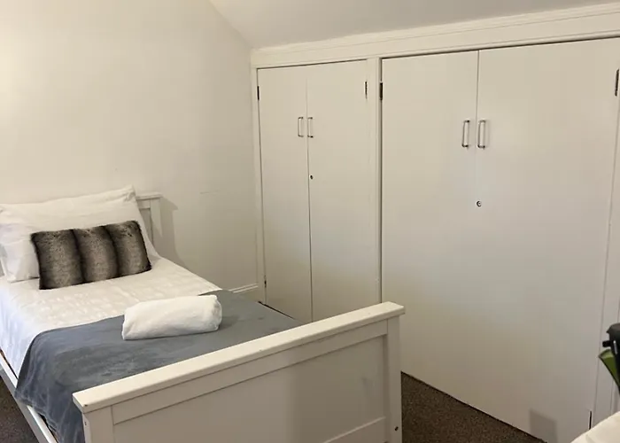 Prázdninový dům 4 Bed Near Airport