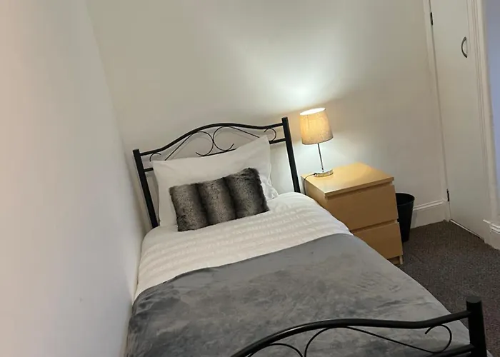 4 Bed Near Airport Prázdninový dům *