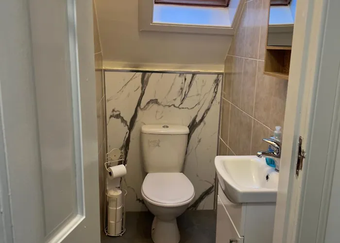 4 Bed Near Airport Prázdninový dům Edinburgh