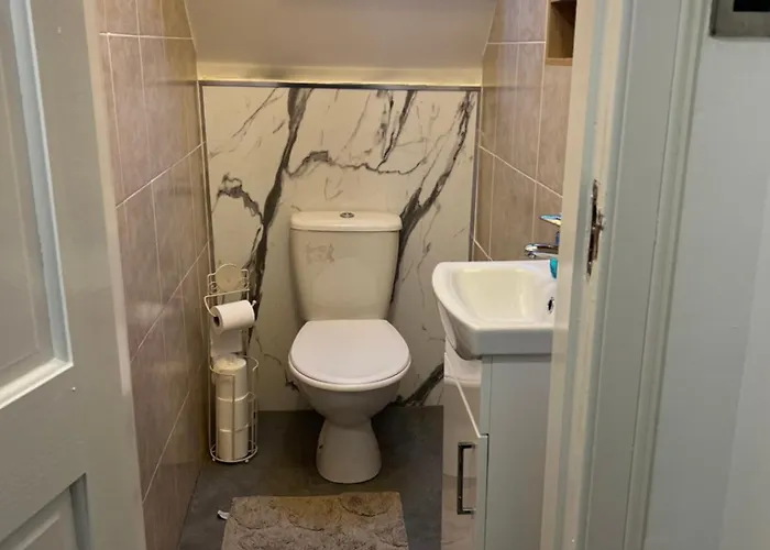 4 Bed Near Airport *