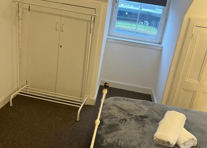 4 Bed Near Airport Edinburgh