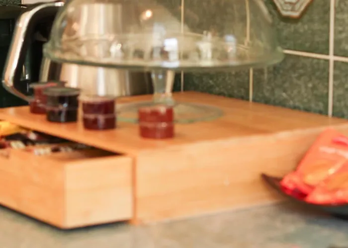 3 Bedrooms Flat In Old Town Sleeps 6 דירה