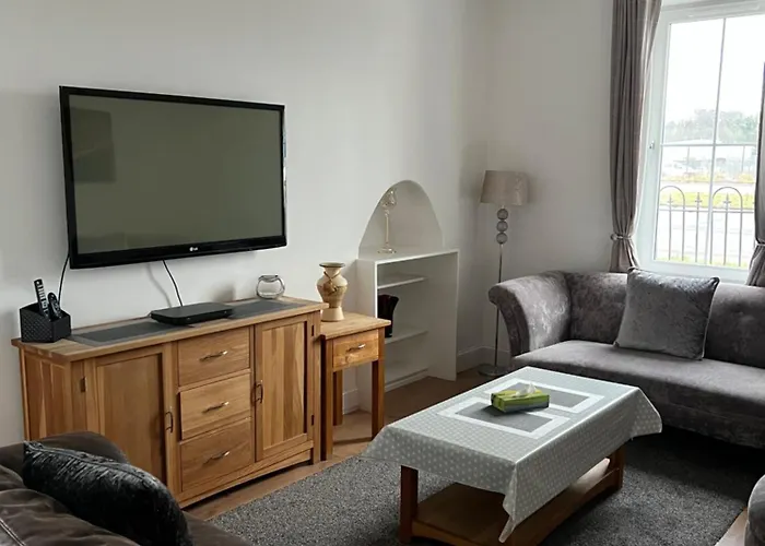 4 Bed Near Airport Prázdninový dům *