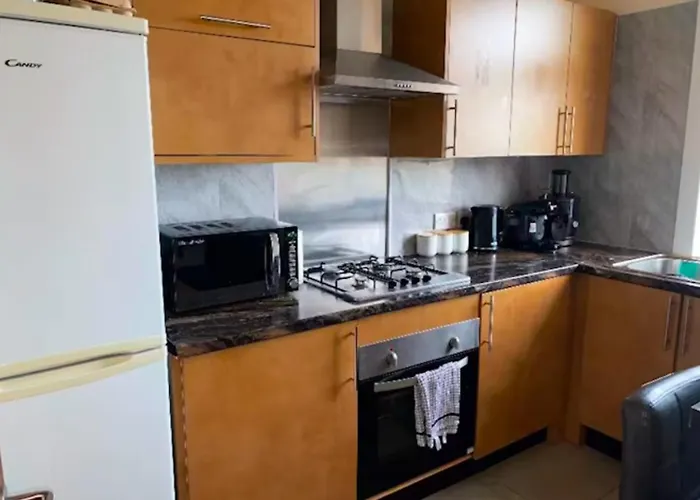 2 Bedroom In With 2 Free Parking Spaces شقة *